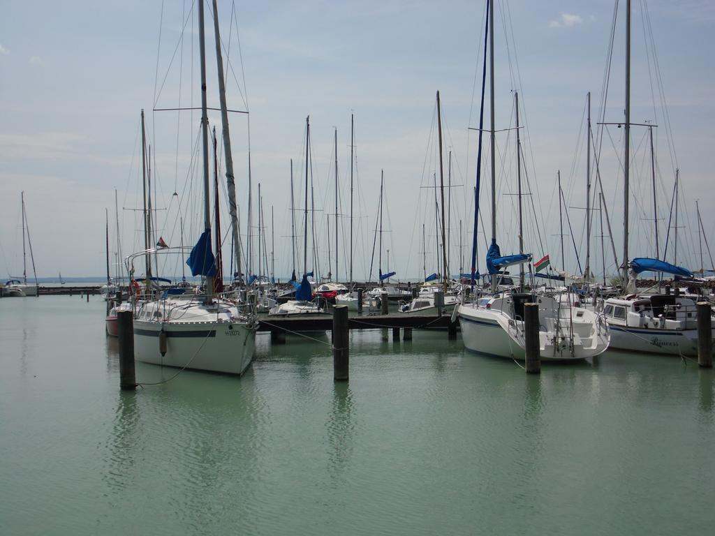 Hotel Kenese Balatonkenese Exterior photo