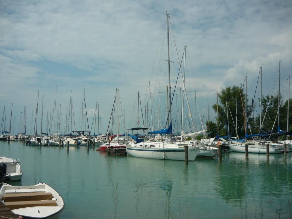 Hotel Kenese Balatonkenese Exterior photo